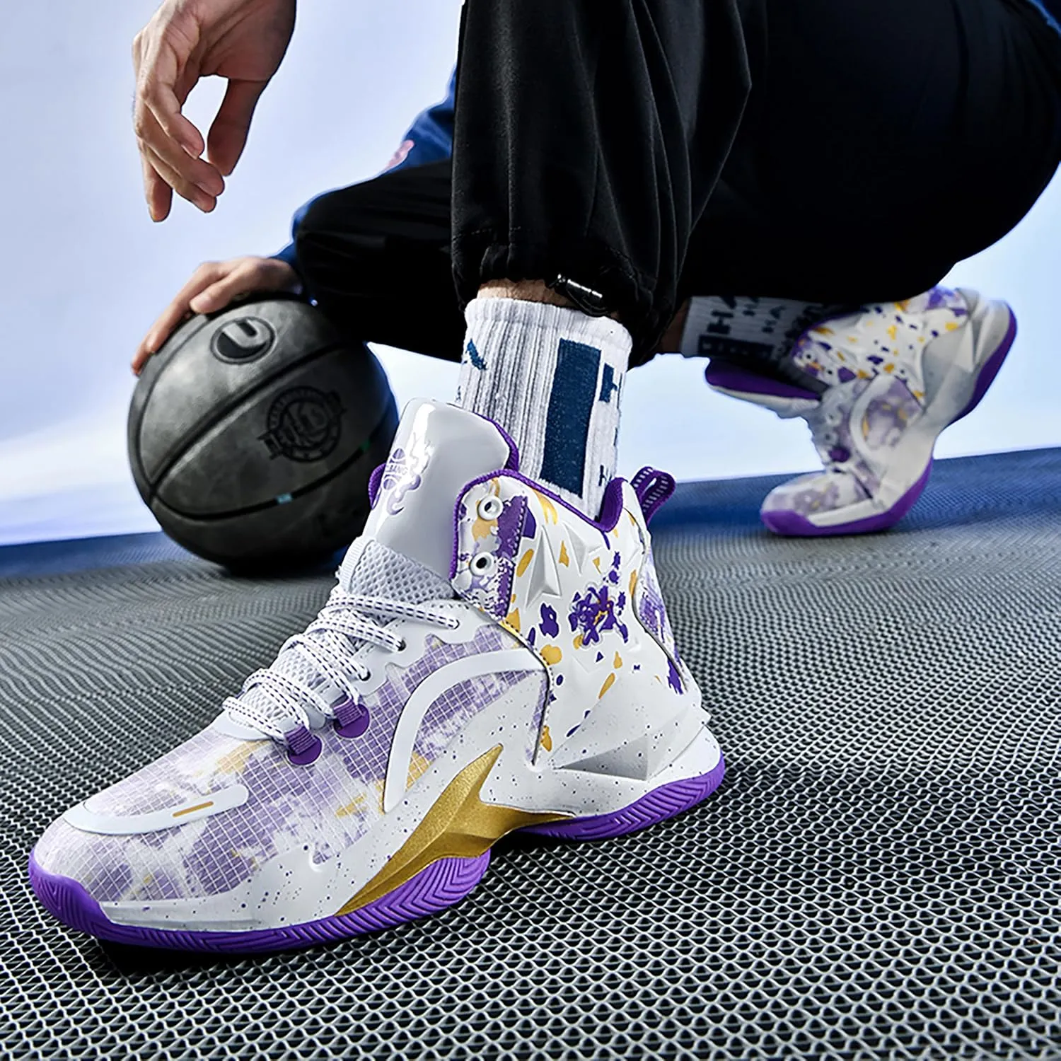 Men's Basketball Shoes Anti-Slip and Wear-Resistant Soles Running Shoes Graffiti Design Fashionable Sports Shoes